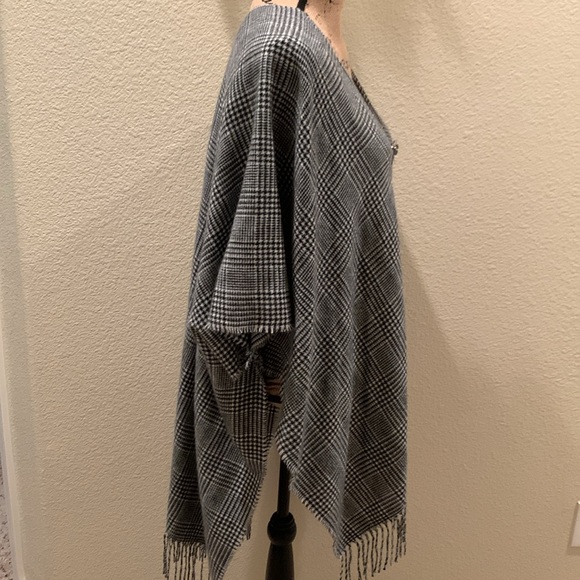 Women's Marcus Adler New York Plaid Poncho with Fringe Detail - Picture 7 of 9